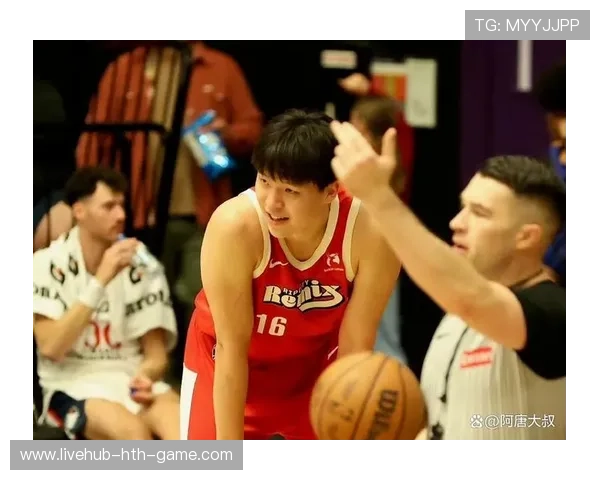 球员在赛场上完成关键抢断为球队赢得机会，球员在赛场上挥洒的青春的汗水