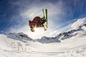 华体会登入-国际比赛中的禁区战术被分析师作为研究案例，禁区进攻犯规